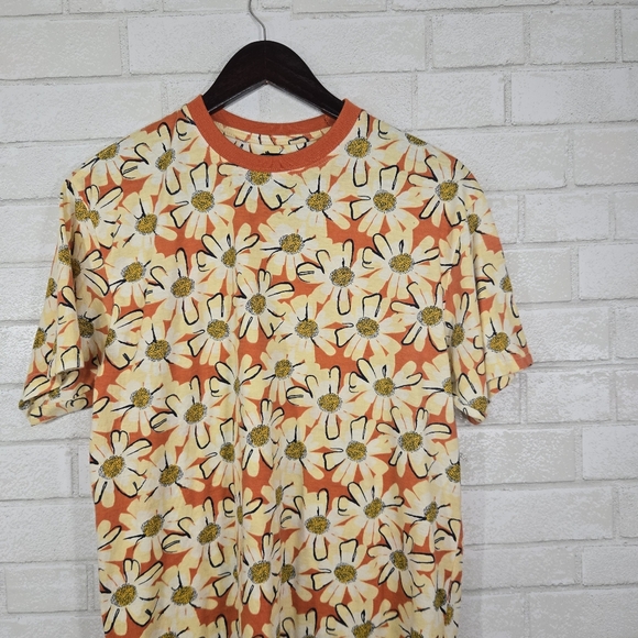 Super Massive super cute floral tee - Picture 2 of 12